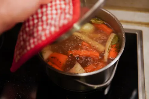 Come fare il brodo vegetale fatto in casa
