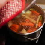 Come fare il brodo vegetale fatto in casa