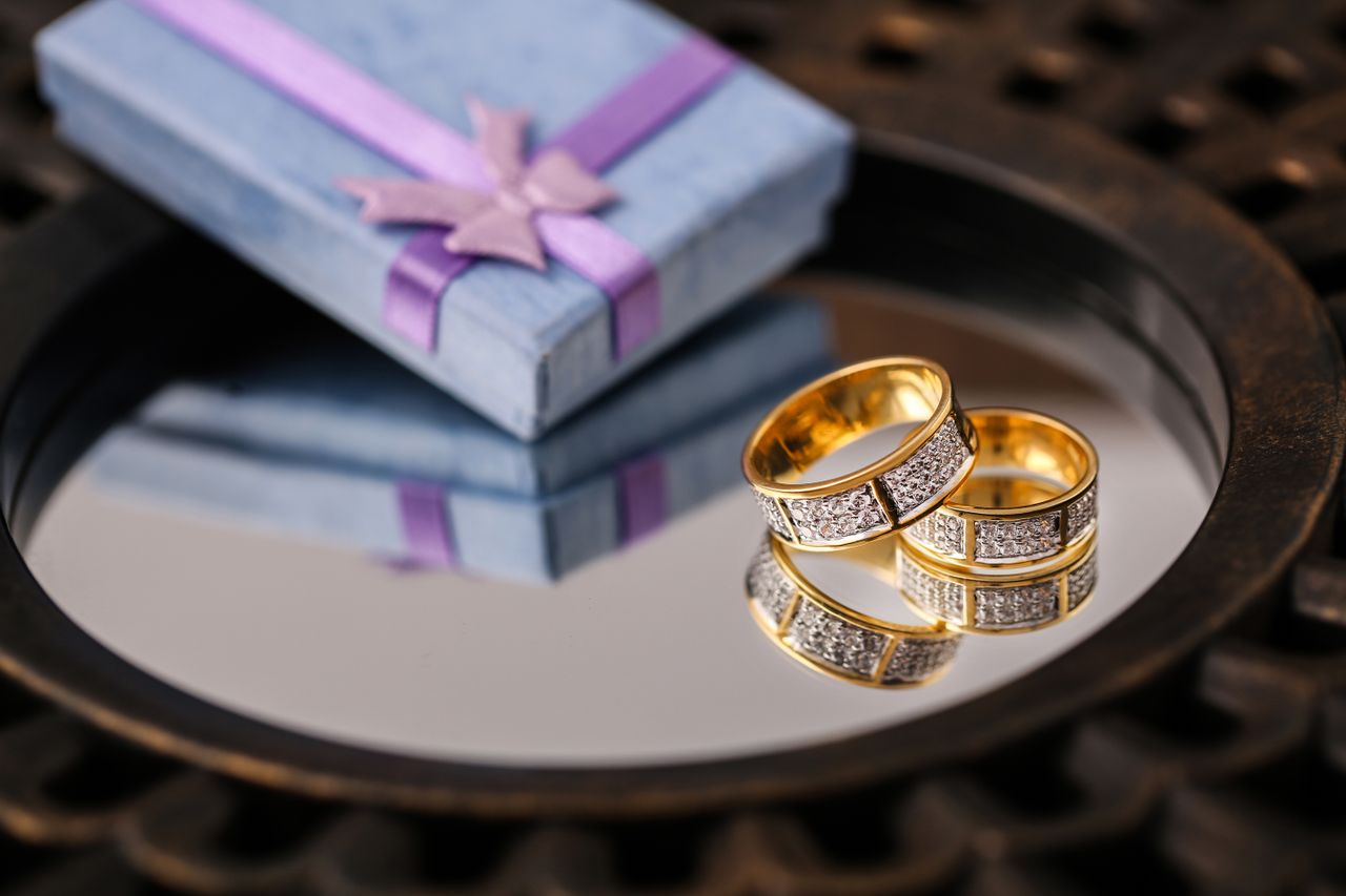 Come scegliere un anello da regalare senza sbagliare misura e stile