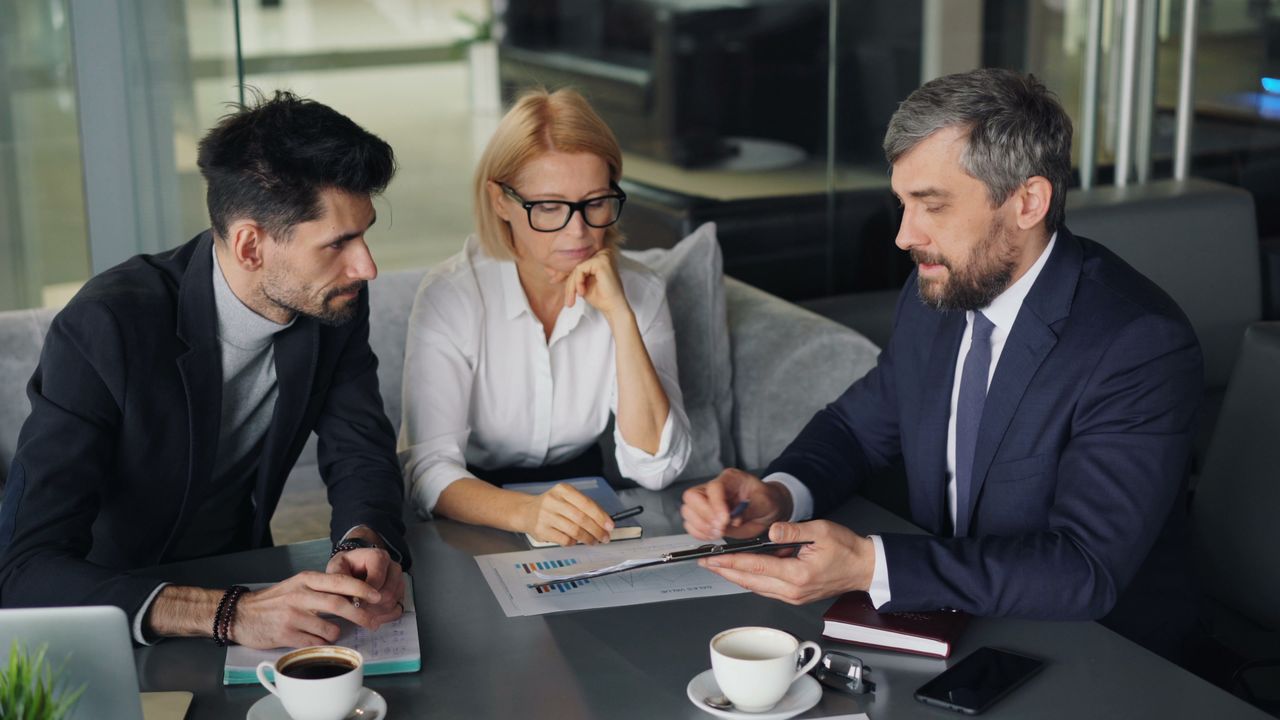 Quanto costa farsi aiutare con i debiti: i numeri di un mercato senza listini