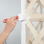 Come verniciare il legno: tutti gli strumenti da utilizzare e i passaggi da seguire