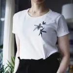 Come sbiancare camicie e abiti bianchi