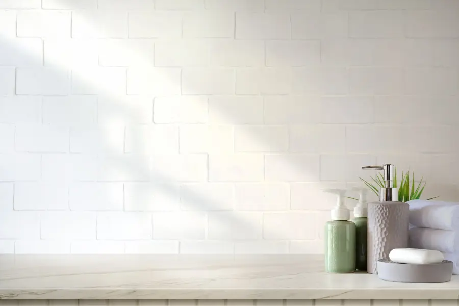 Piastrelle bagno: come scegliere il colore perfetto in base a grandezza ed esposizione alla luce