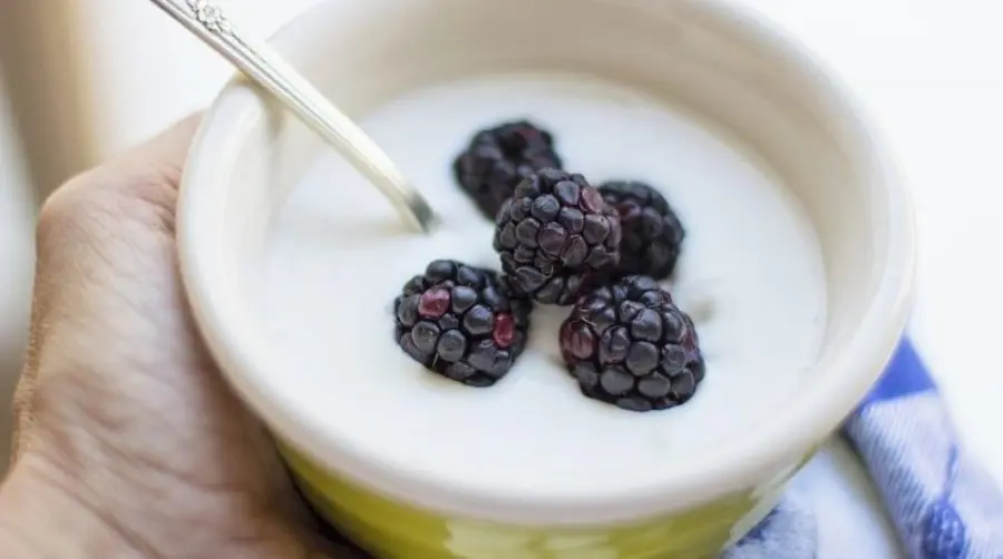 Come fare lo yogurt naturale in casa, senza yogurtiera