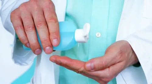 Come fare un disinfettante per le mani in casa - stile amuchina