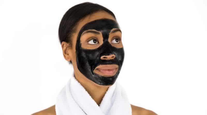 Come applicare correttamente una maschera sul viso