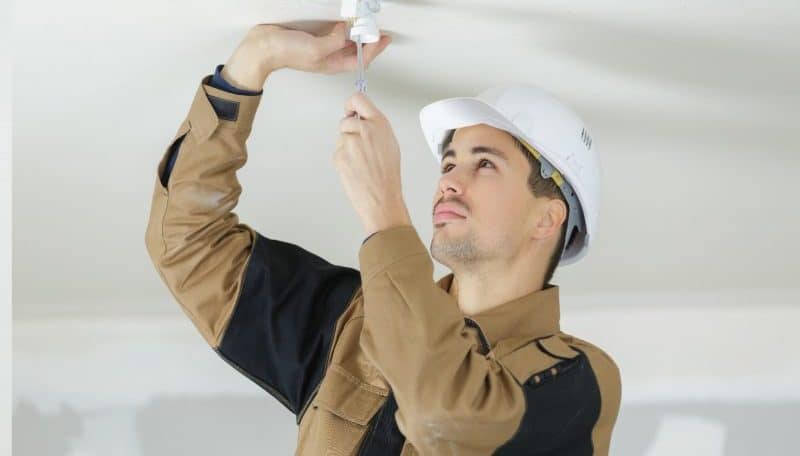 Come sostituire la propria plafoniera con una Plafoniera Led