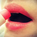 Come fare un burrocacao e un lip gloss fatti in casa. Ricetta con video tutorial