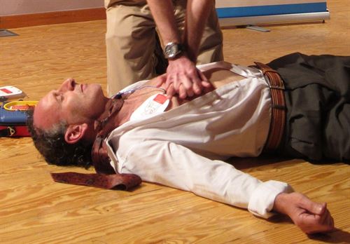 Come eseguire il massaggio cardiaco e la respirazione bocca a bocca