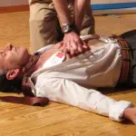 Come eseguire il massaggio cardiaco e la respirazione bocca a bocca