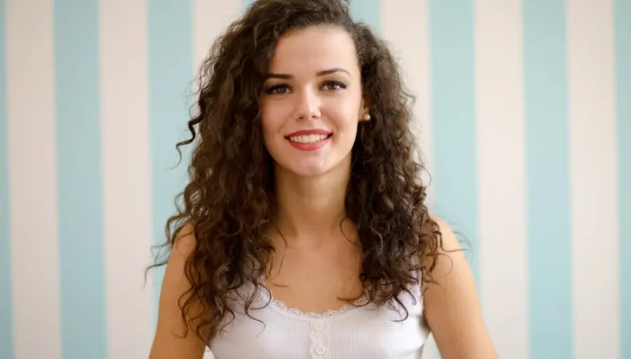 Come fare i capelli ricci perfetti con e senza piastra, tutorial e video