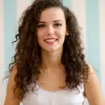 Come fare i capelli ricci perfetti con e senza piastra, tutorial e video