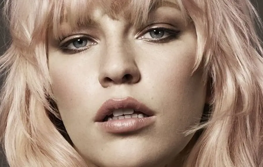 Come fare un taglio scalato, tagliare i capelli scalati