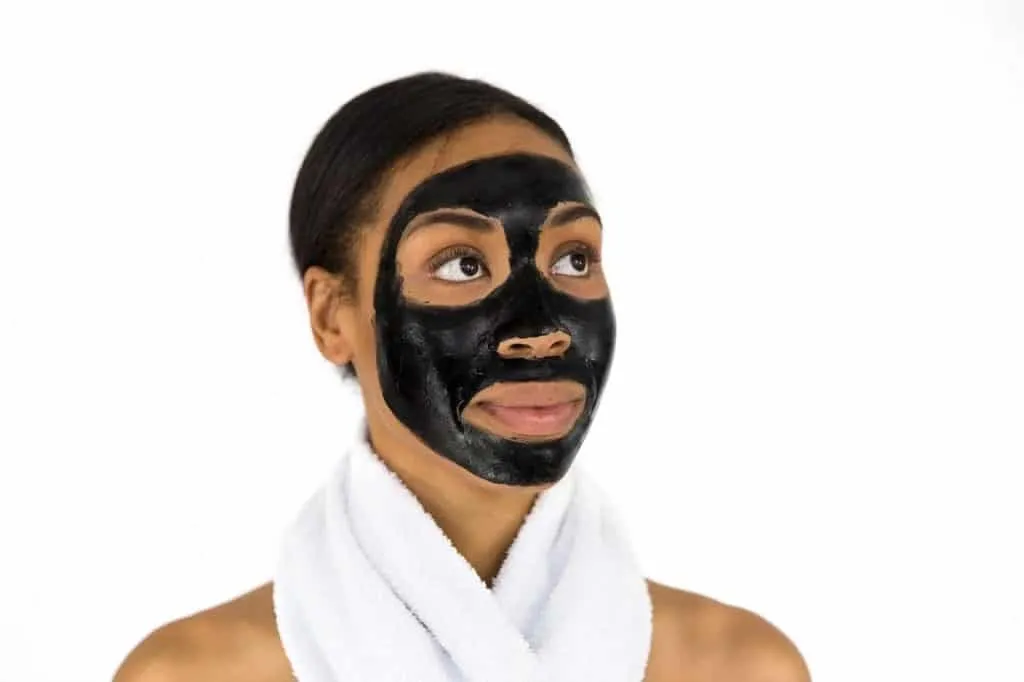 Come applicare correttamente una maschera sul viso