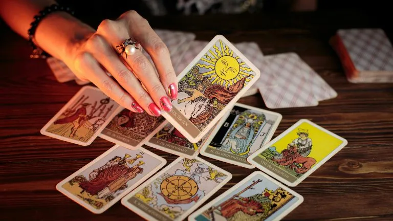 Tarocchi degli Angeli: come si leggono e cosa significano?